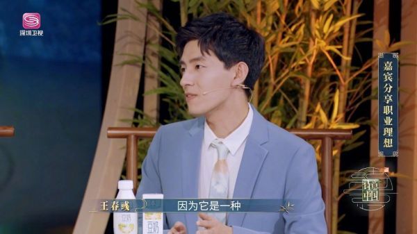 “五彩斑斓的黑”怎样呈现?