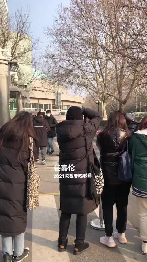 任嘉伦现身央视春晚彩排！