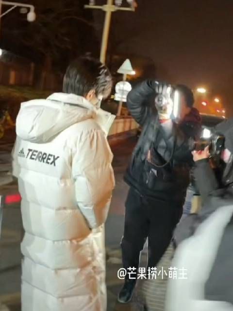 成毅现身央视春晚彩排,毅哥终于下班了!辛苦了