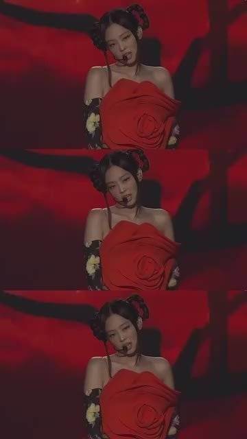 BLACKPINK线上演唱会，Jennie穿红色抹胸上衣，梳着两个麻花辫……
