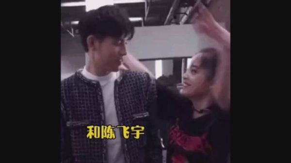 感觉欧阳娜娜还挺喜欢和男明星亲密接触的吧