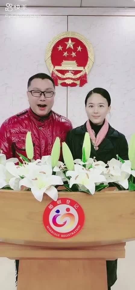 今日上午，51岁的尹相杰在社交平台晒出和妻子领证结婚视频……