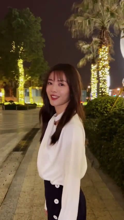 阿妍,别回头,一直往前走,永远都别回头……