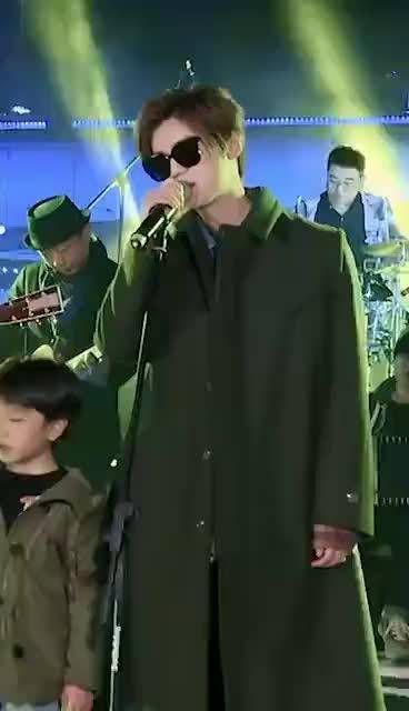 那必须鹿晗立麦演唱《兰州》的舞台 摇滚歌手鹿不仅造型超绝……