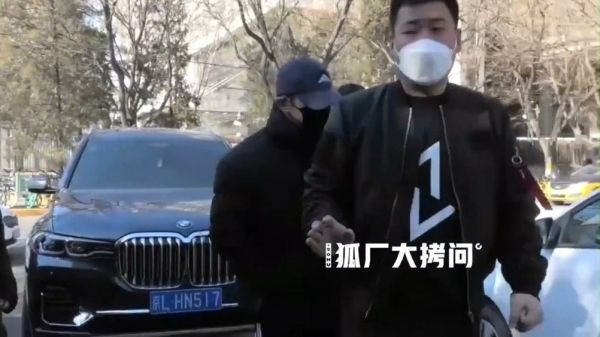 一身黑色羽绒服+棒球帽,小手手揣兜兜里……