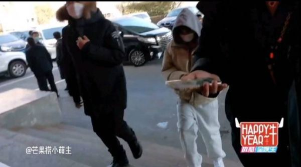 李易峰现身央视春晚彩排，私服造型清爽帅气，彩排顺利