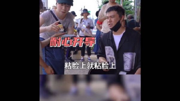 陈思诚蹲下来鼓励小女孩：大口吃！