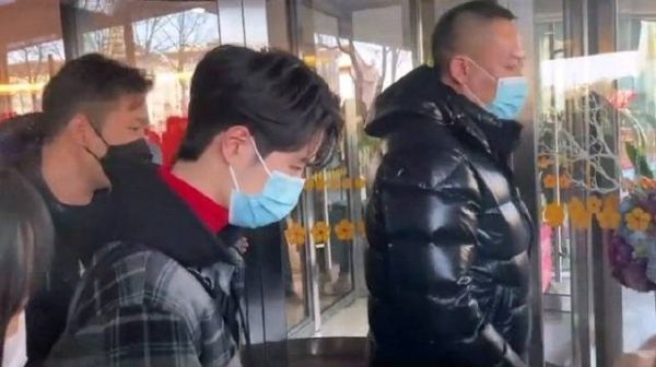 王一博红色毛衣现身央视春晚彩排……