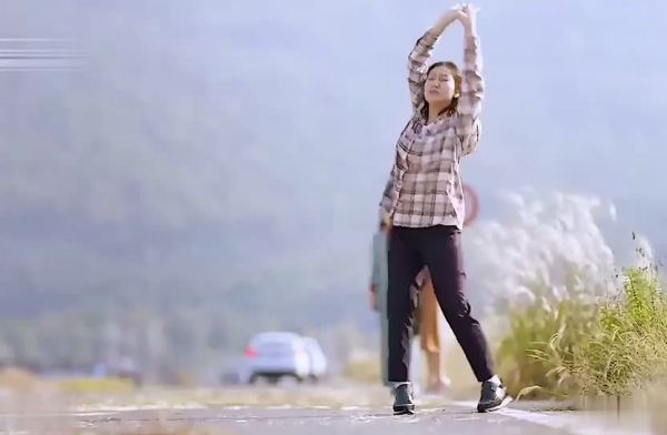 哎一古，这不是我们的豹子女士吗 这但凡换个人去拦车……