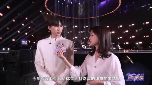 在央视网络春晚台边采访时……