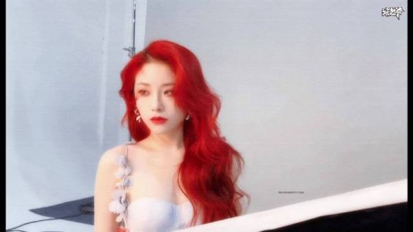 美到美到了!喻言红发公主啊,仙气飘飘,花絮就这么好看的嘛