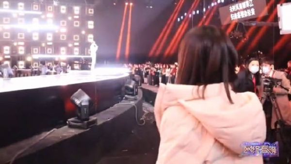 王冰冰采访蔡徐坤，两人同框俊男美女好养眼……