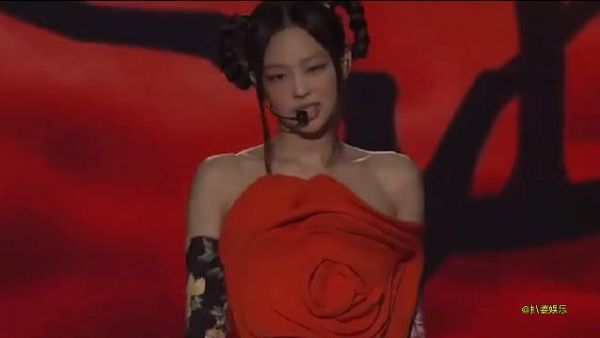 Jennie又性感又可爱,谁看了不拜倒在你的石榴裙下