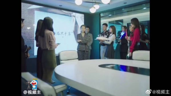 林睿被方总踩一捧一地批评，属下小鱼在会议室里给她过生日……