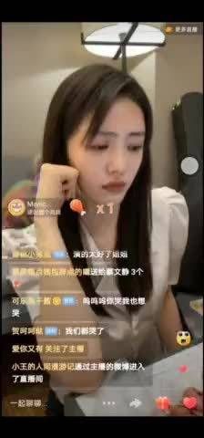今晚蔡文静在直播中和阳光女孩们一起追剧……
