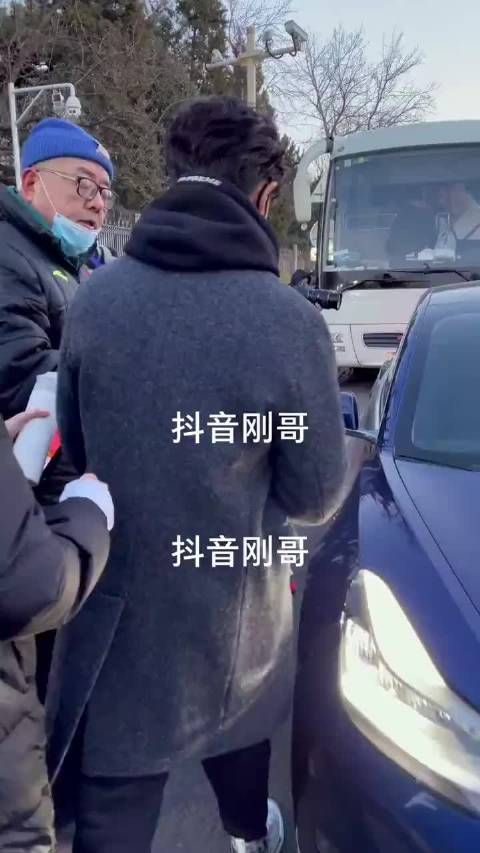 任嘉伦央视春晚首次大联排下班，换新发型啦！卷毛任嘉伦好帅