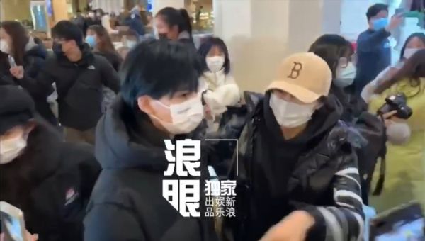 小浪前方捕捉到刘雨昕、安崎、孔雪儿、陆柯燃现身酒店~