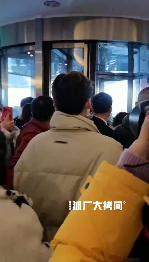 李易峰央视春晚联排 人群中格外帅气的峰峰，录制顺利……