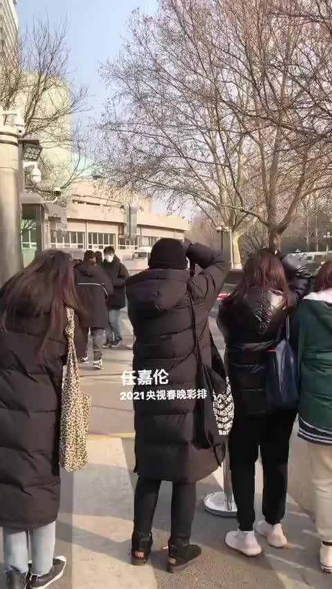 任嘉伦春晚彩排上班视频，不像平时剧里古装造型的酷拽……