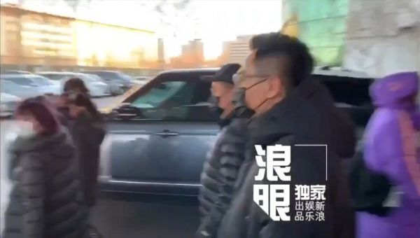 刘烨现身,遇到老熟人亲切打招呼~