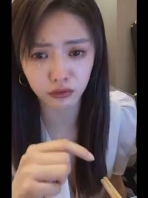 拍这场戏的时候我就一直哭，他就这么活生生死在了自己的面前，挺难过的