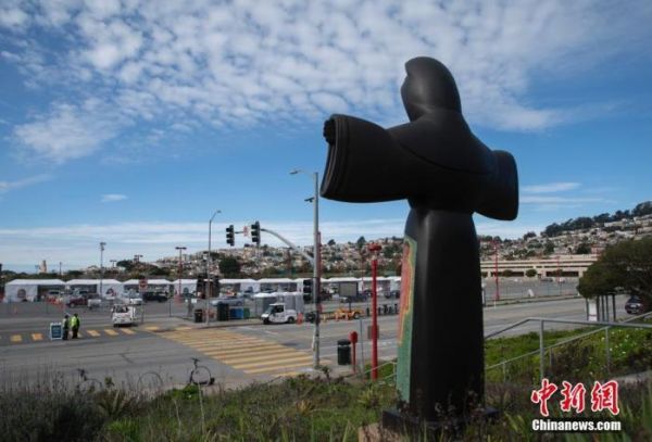 当地时间1月31日,美国旧金山民众在位于旧金山城市学院的大规模新冠疫苗接种点接种疫苗。中新社记者 刘关关 摄
