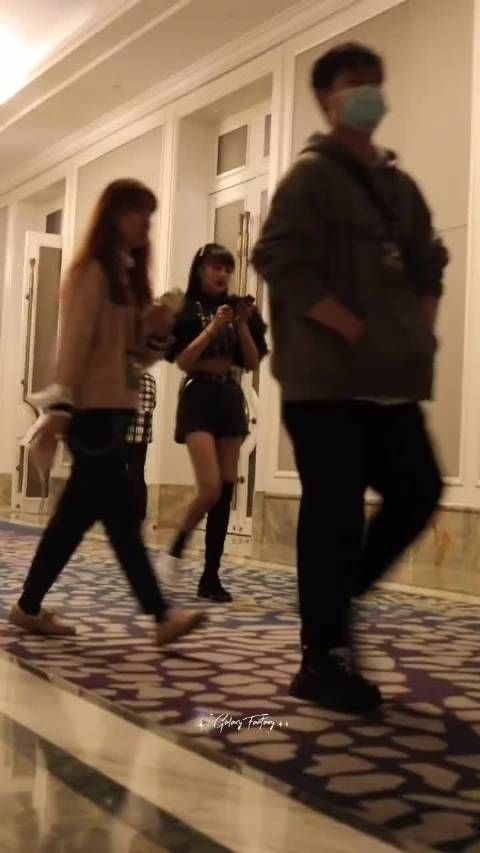 谢可寅你们女明星都这么穿鞋嘛 好家伙让你穿的毫无违和感……