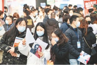 江苏淮阴师范学院学生在招聘会上挑选岗位。赵启瑞 图（人民视觉）