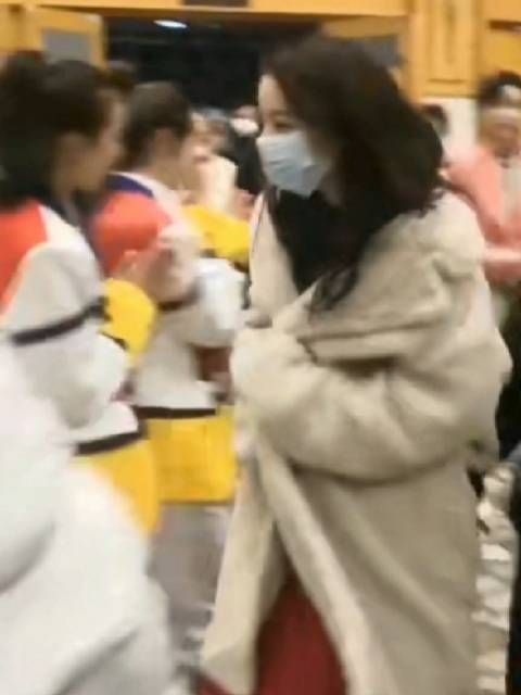 迪丽热巴央视春晚后台
