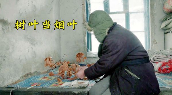 冰天雪地里,老大爷渴了喝雪水,饿了吃土豆……