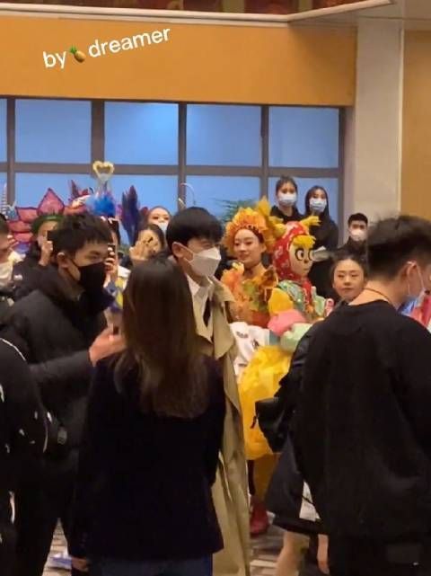 易烊千玺春晚大联排路透～ 帅气的四字弟弟新发型好酷！