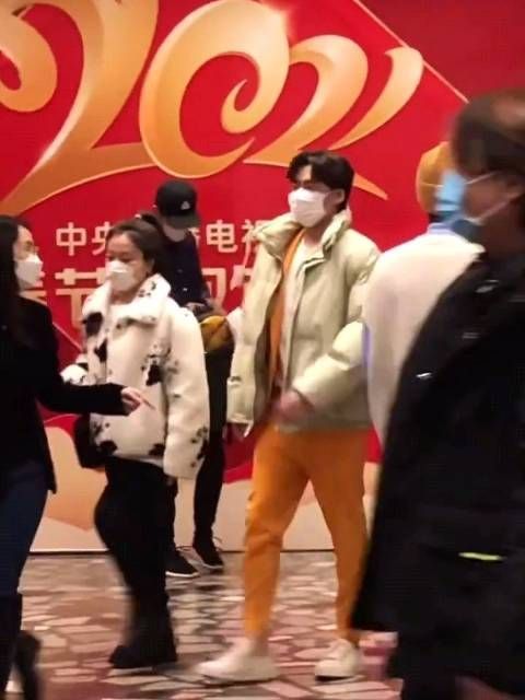 李易峰央视春晚后台路透，一身橙～ cr:net