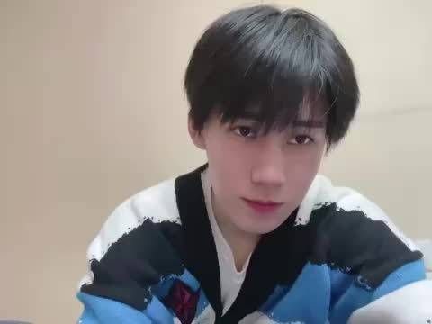张真源晚安小屋 真源：刚回到宿舍，最近行程还挺满的……