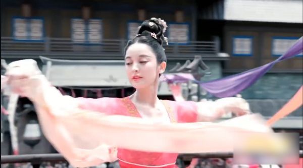 太美了！古力娜扎新剧舞蹈灵动夺目，稳站C位颜值身材很惊艳