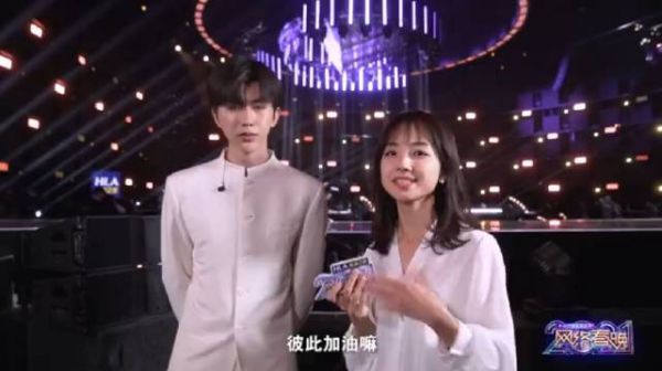 央视网络春晚花絮,王冰冰后台采访了蔡徐坤……