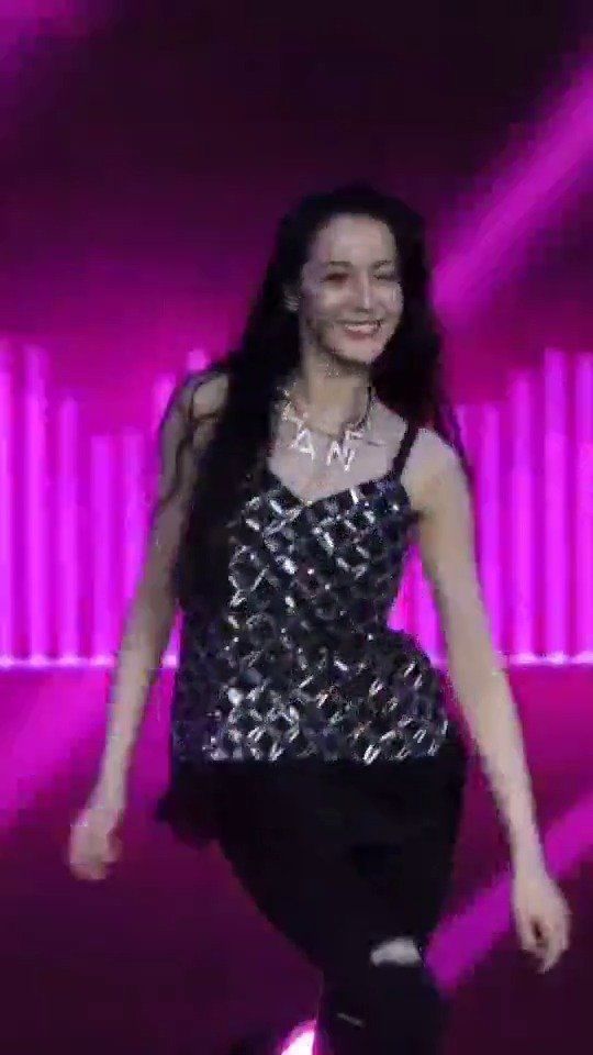 迪丽热巴现身央视春晚联排，私服貂绒大衣好保暖啊……