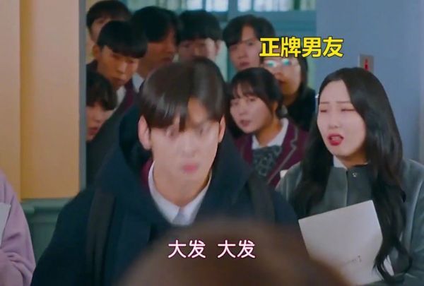 三选一 你选哪个?一个女生三个男生保护 有没有很羡慕