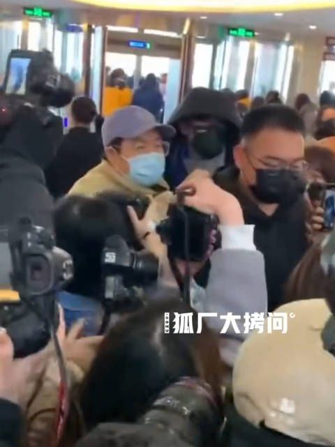 朱一龙现身 包裹严实的龙哥，预祝彩排顺利啊……