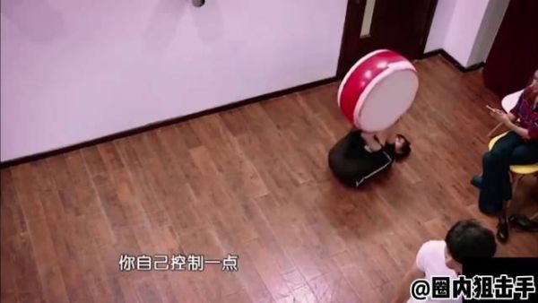 邢菲在《一年级》里表演了自己从小就学习的杂技……