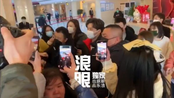 李易峰带妆现身，不知道会给大家带来什么节目呢