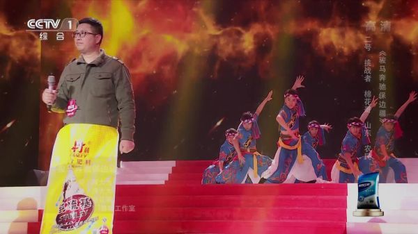 棉花田中不一样的风景 棉花哥演唱《骏马奔驰保边疆》