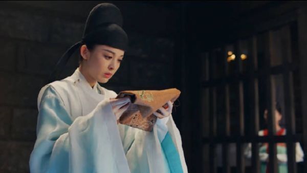 看到靠垫上的鸽子琉璃@我是娜扎 终于明白了当年真相……