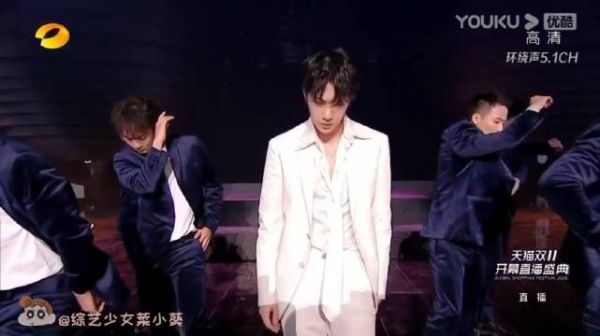 明星拍广告现场都是工作人员，怎么这都能yy……