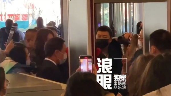 李易峰身穿黑色羽绒服内搭连帽卫衣现身……