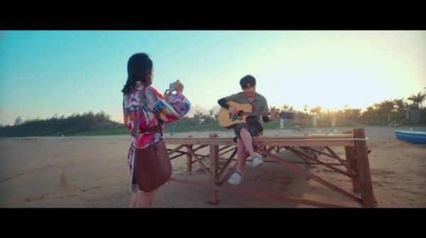 《假日暖洋洋》夕阳，海边，沙滩，侯昊给许可依弹吉他唱歌……