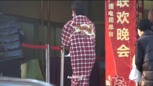 王源 上班视频～ 一直连轴转工作辛苦了……