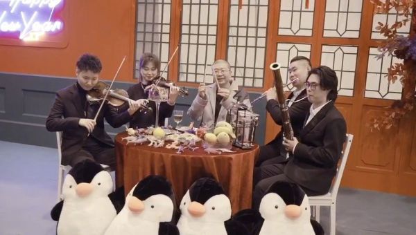 在《家族年年年夜FAN》平面拍摄间隙……