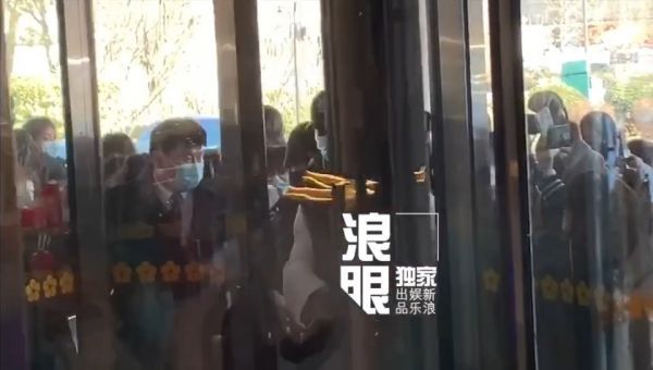 高伟光现身，粉丝们太热情，被堵在门口好久才进去