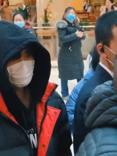 李易峰现身央视春晚联排，捂的好严实，好乖呀！彩排顺利