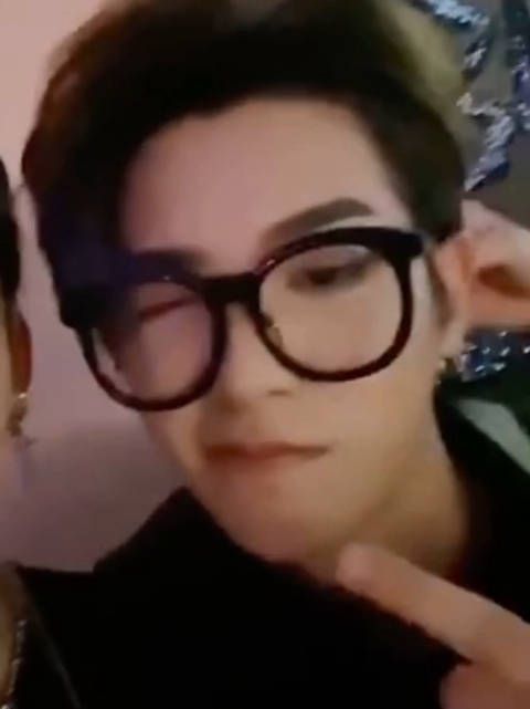 活跃在别人视频中的黄明昊～ 小贾同学丰富多彩的可爱表情……